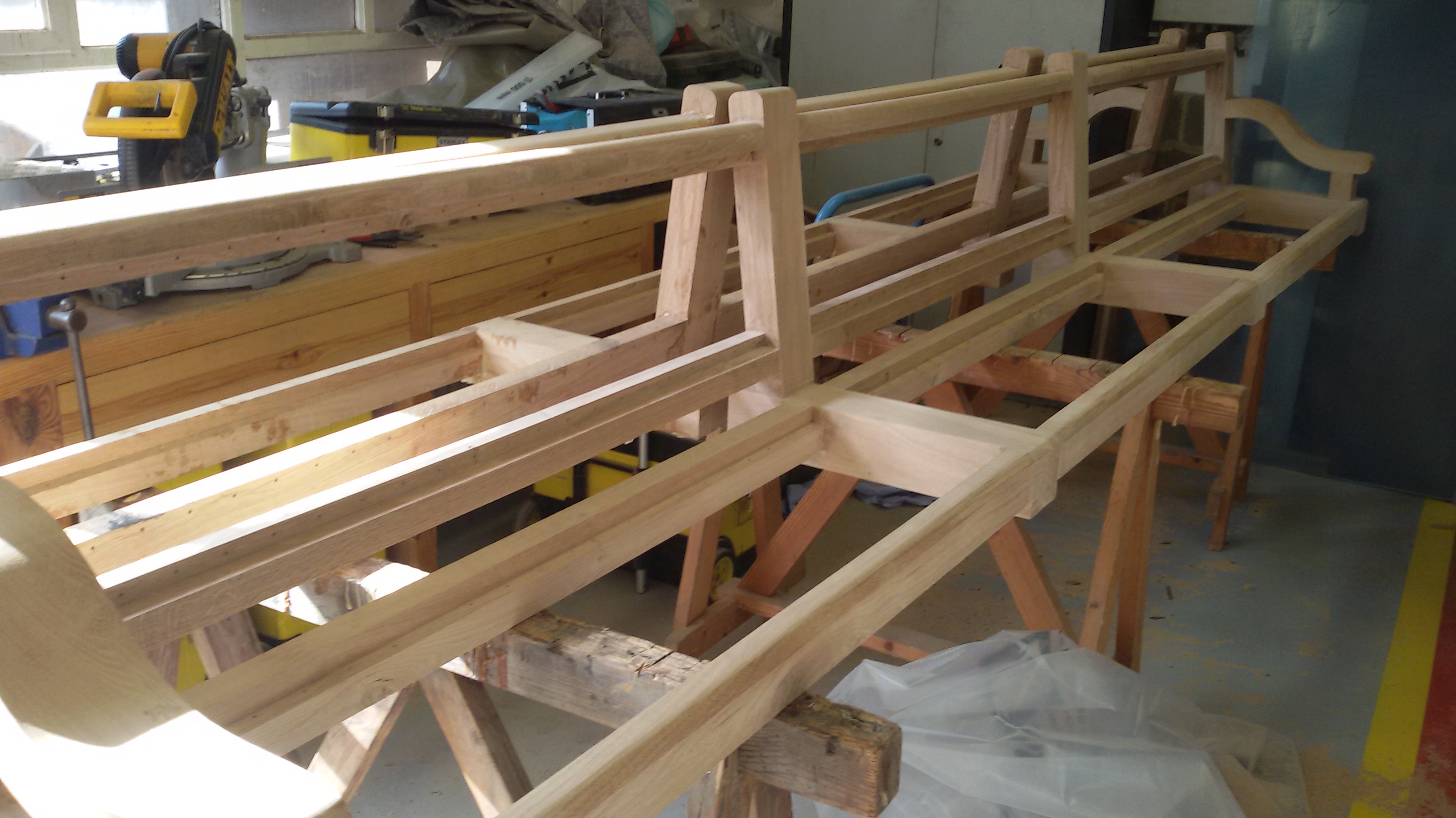 L'armature des bancs en bois installés sur des tréteaux dans la menuiserie.