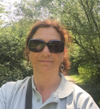 Une photo de Véronique dans la forêt.