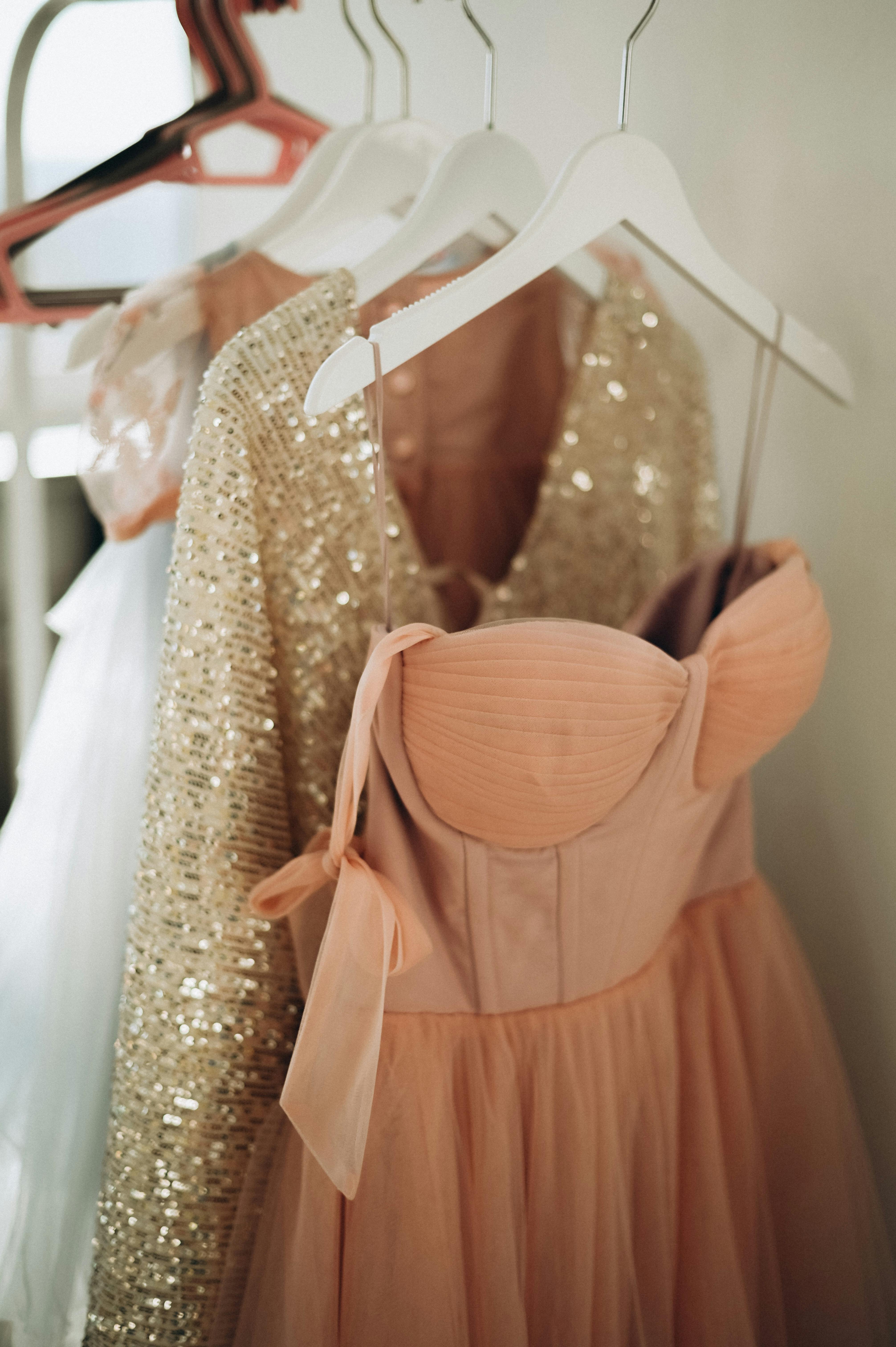 Des robes de soirées à louer sur des cintres