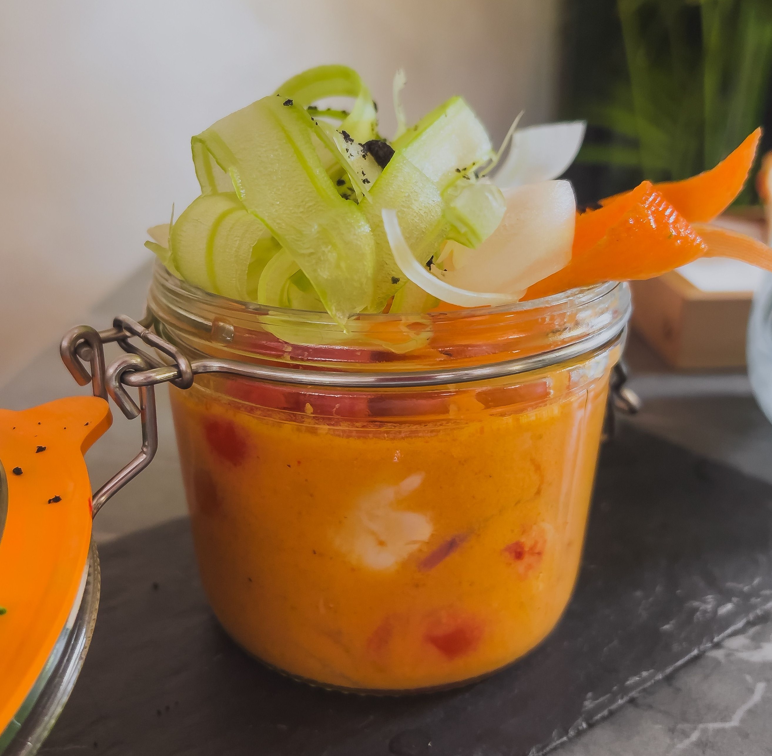 Bol réutilisable avec de la soupe et des légumes