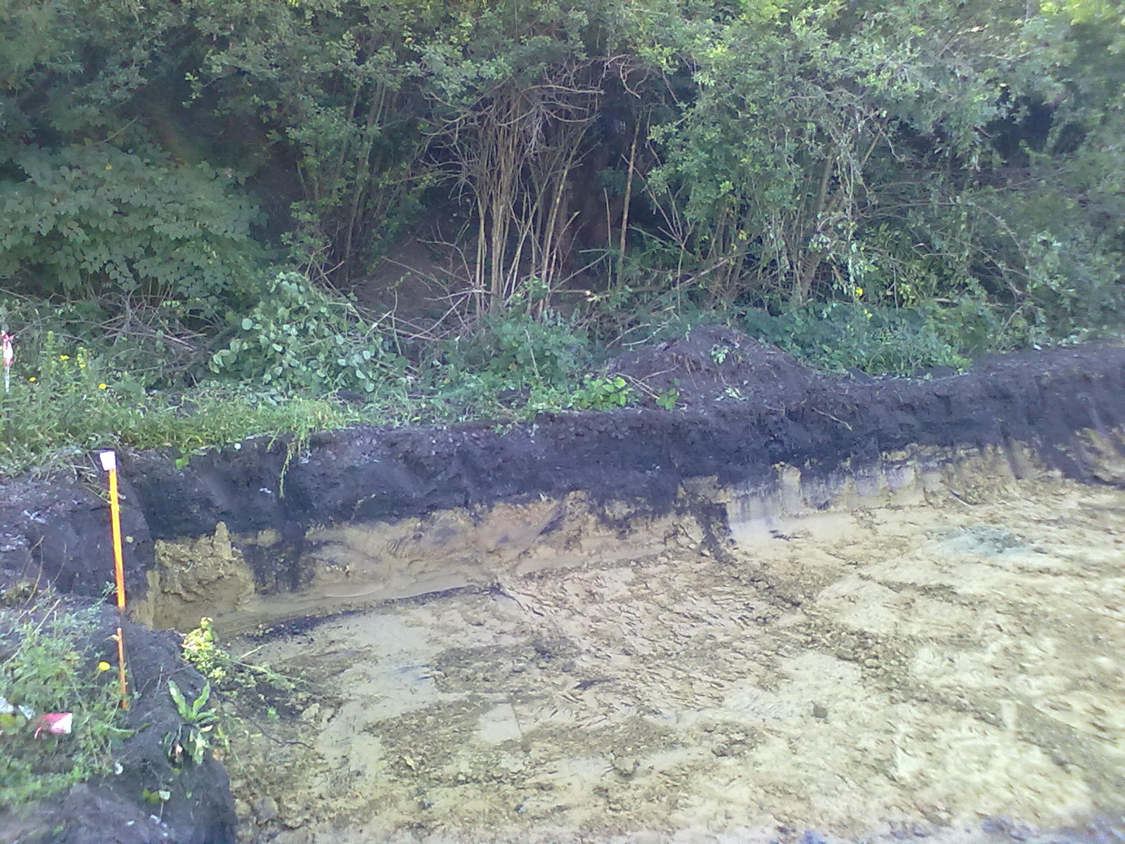 Tranchée d’excavation en contre bas du talus avec des cendrées polluées dans l’horizon supérieur