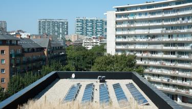 toit avec panneaux solaires