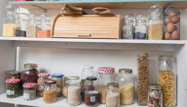 étagère avec des produits dessus