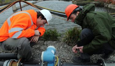 Deux inspecteurs de Bruxelles environnement inspectent un site d'entreprise