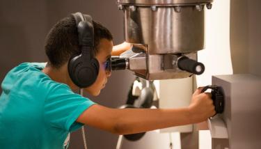 Enfant qui regarde dans un téléscope