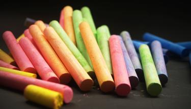 Crayons de couleur sur un fond noir.
