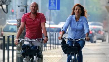 Un homme et une femme à vélo dans une rue