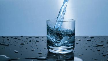 Verre que l'on remplit d'eau 