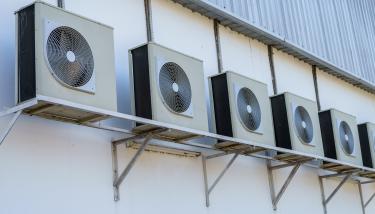 compresseurs d'air fixés sur un mur