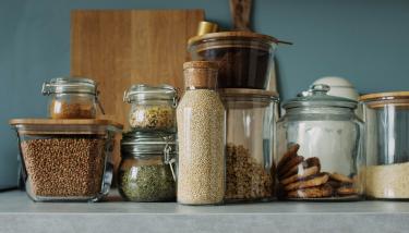 Divers pots contenant des aliments secs