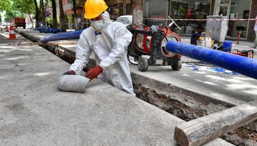un homme qui porte une combinaison de protection