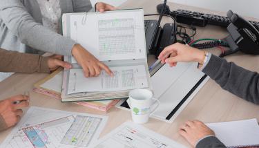 Personne autour de plusieurs papiers