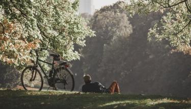 Personne couchée dans l'herbe