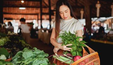 Une personne faisant ses courses au marché