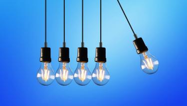 5 ampoules sur un fond bleur