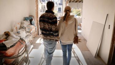 Un couple dans le chantier de leur maison