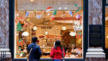 Deux personnes devant une vitrine de confiseur galerie de la Reine Bruxelles