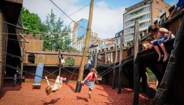 Des enfants jouent dans une plaine de jeux