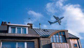 Avion qui survole une maison
